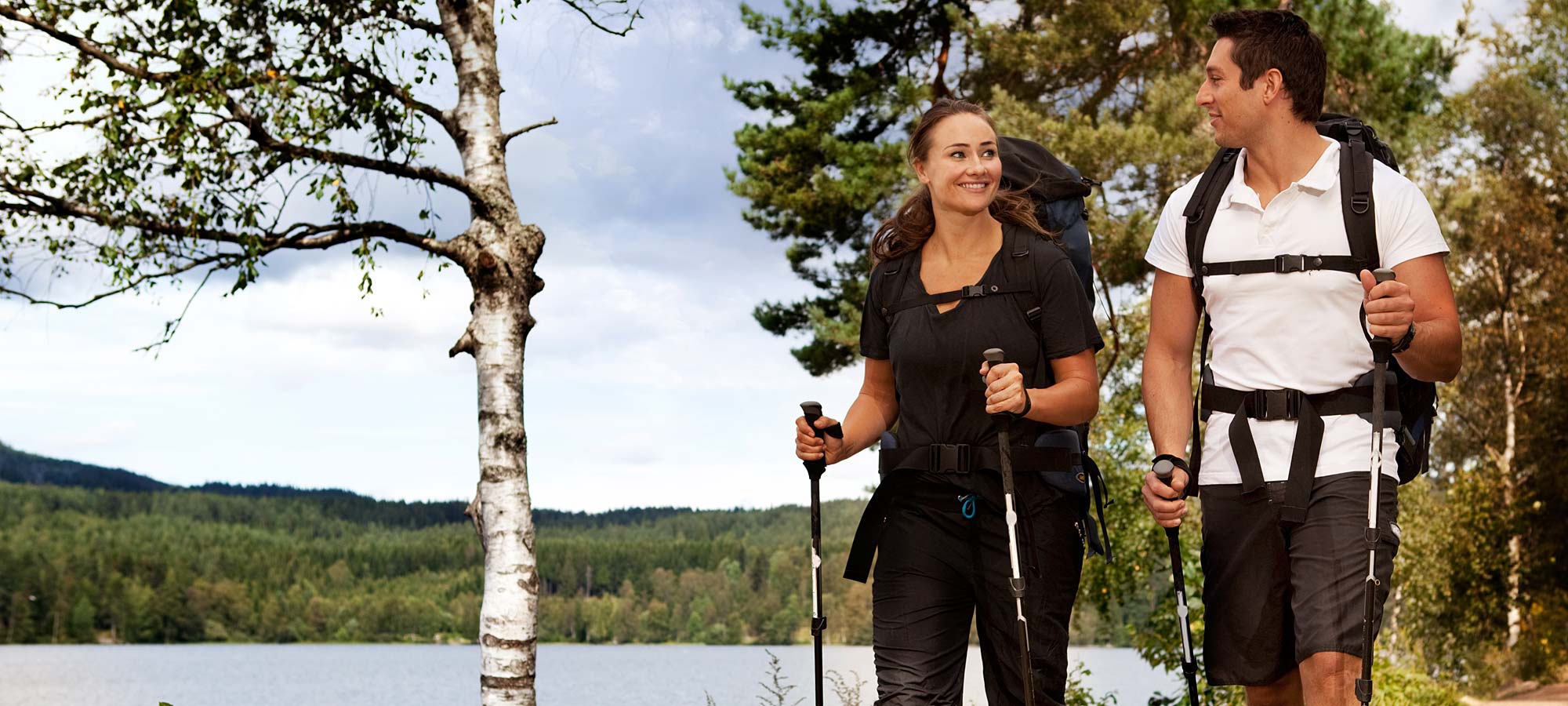 Nordic Walking in schöner Naturlandschaft © Shutterstock Nordic Walking in schöner Naturlandschaft © Shutterstock